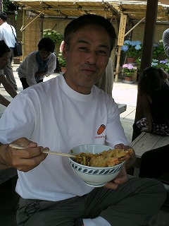 のぶ君　伊勢うどんを食べる